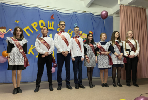 Последний раз в 11 класс: в школах Ульчского района прозвенел последний звонок