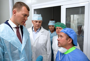 Михаил Дегтярев встретился с переселенцами из Донбасса на их новых рабочих местах в Хабаровске